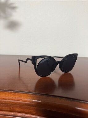Women's Black Cat-Eye Round Sunglasses with Zigzag Temples